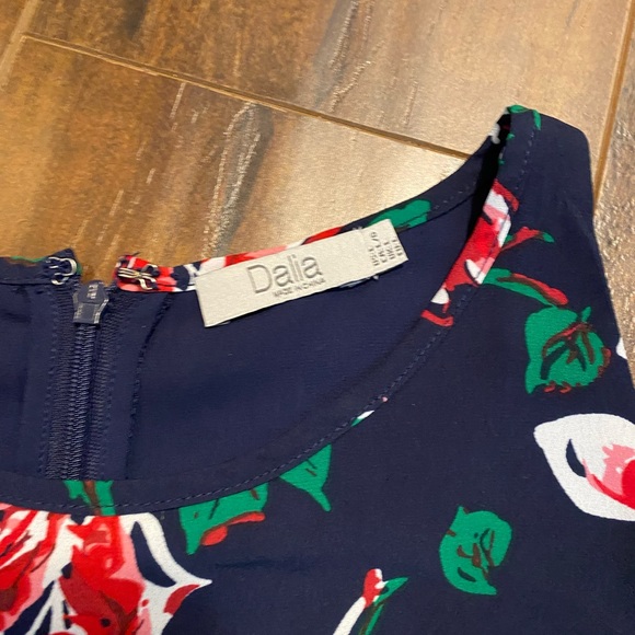 Dalia Light and airy sleeveless floral blouse, with split back detail - Picture 2 of 5